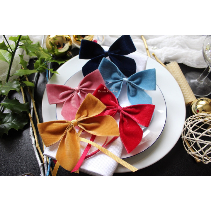 Velvet bow napkin ring